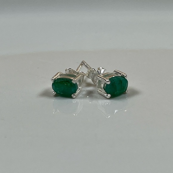Solid 925 Sterling Silver Oval Emerald Gemstone Stud Earrings - Picture 2 of 7
